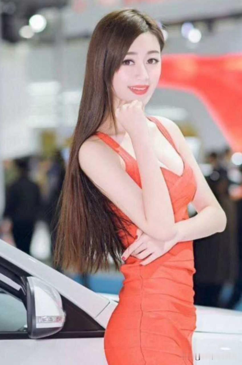 车展现在都是电动汽车的天下。 车展上的小姐姐们确实是一道独特的风景线。...