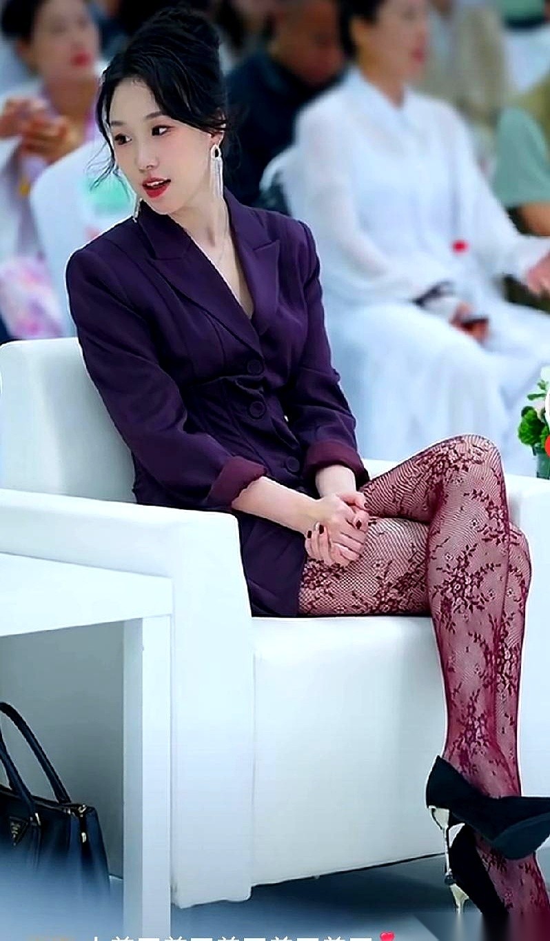 李沅桐这姐，算是把「黑丝网袜」焊在腿上了。 每次公开亮相，雷打不动，就...