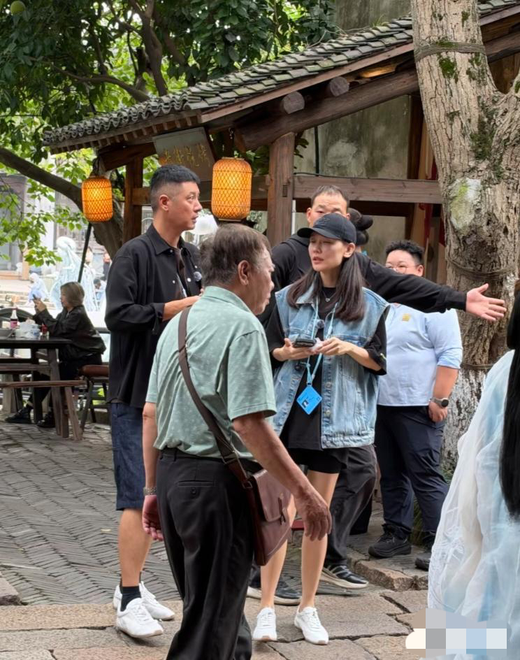 网友偶遇任重孙骁骁带着女儿外出玩耍！当天的两个人都穿的非常低调，许久没露面的任重显得有点沧桑了，而孙骁骁状态极好，肚子中已经怀了二胎，四肢依旧很纤细！过去几年孙骁骁一直负面新闻缠身，但是两人从来没有回应，只是低调的生活！看到两人现在的样子，或许真的是幸福的。