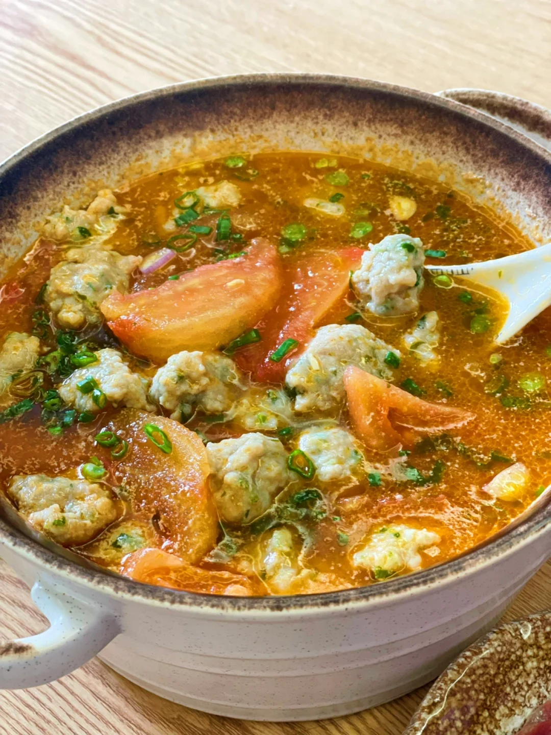 谁能拒绝冬天里的一碗番茄丸子汤呢🤤