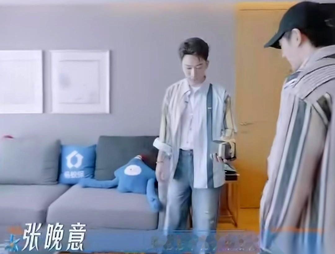 张晚意特意把一块香皂送给了邓为。
本来是为了帮对方省点装东西的空间，结果人家带的全是按克计算的小样。
邓为手上的动作直接变成了死死护住这件差点被对方拿回去的洗护物件。
张晚意在这件事里，大概自认为做得很周全。
他那句“我当时就是没带”，透出来的全是过来人的心酸。人在吃过没带够东西的亏之后，总喜欢替别