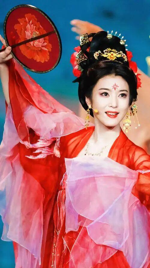 李云霄算传统大美女吗？标准的国泰民安脸，怎么就不是传统美女了啊！绝对是