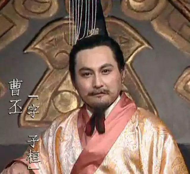 其实曹丕的文学地位不比曹植低。曹丕的文章大多都在本科研究生以上才能学到，他的典论，开创的七言诗等，有很多的第一，人家可以说是开宗立派的祖师爷级别的人物，曹植顶多是文学奇才，学霸级别的，经过研究曹丕的真的比曹植更有意义，也更有研究价值。 你要知道曹丕只是文华辞藻逊他弟一筹，你真拿整个文学赛道的造诣，对