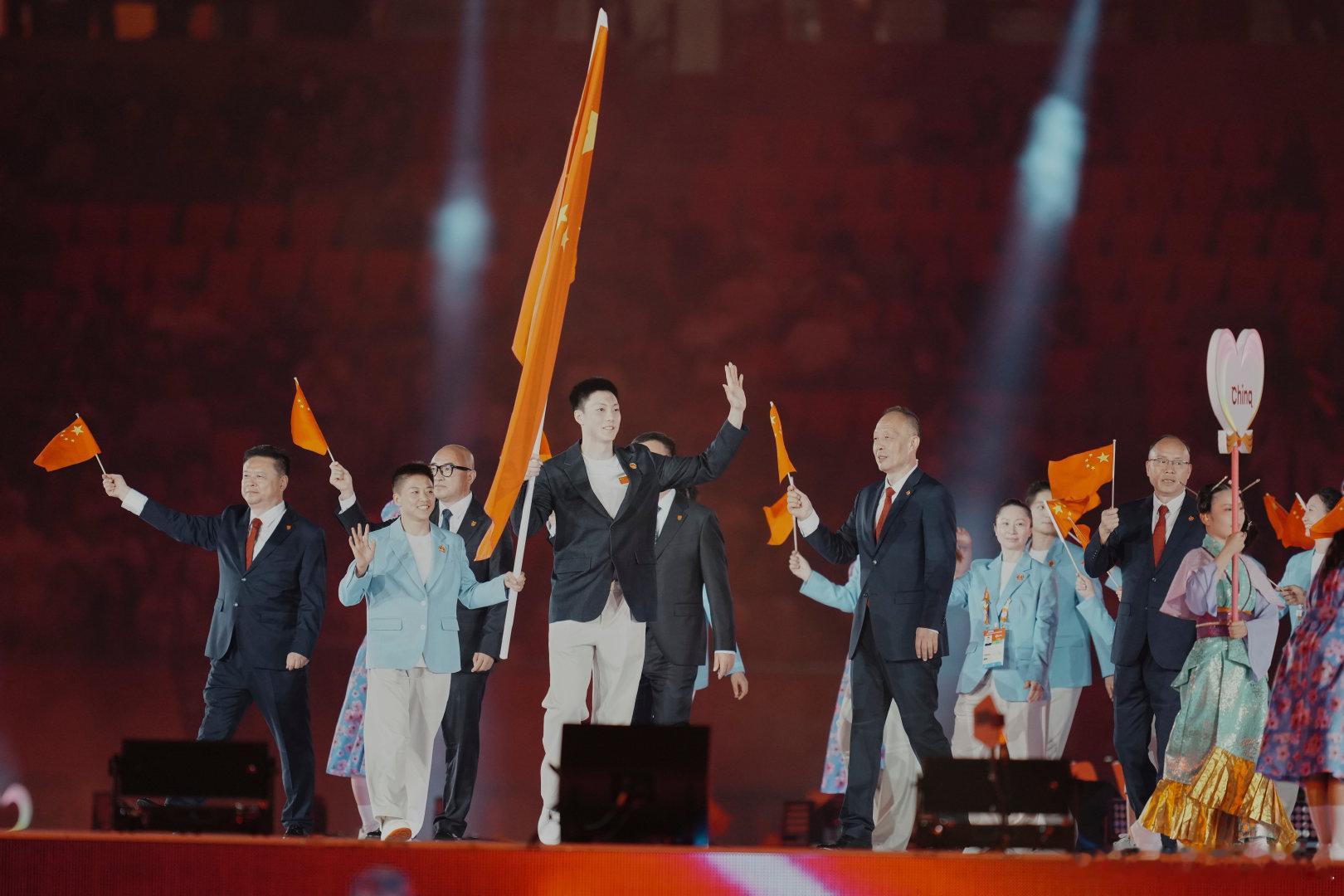 #中国女篮参加亚运会开幕式##亚运会开幕式张子宇抢镜# 

爱知·名古屋亚运会，中国代表团在第七个入场，今天早上刚刚取得大胜的中国女篮参加了开幕式，开幕式现场，张子宇甚是抢镜。

#亚运会[超话]# ​​​​