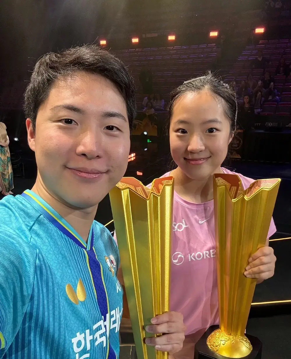史诗级大逆转！WTT中国大满贯，两项大奖尘埃落定

1、混双冠军——林钟勋/申裕斌（韩国）

2、混双亚军——林昀儒/郑怡静（中国台北）

混双决赛：林钟勋/申裕斌3-2林昀儒/郑怡静
五局比分：12-14，11-9，16-18，13-11，11-8

不得不承认2个事实

1、林钟勋/申裕斌是混双头号种子，世界排名第1，巴黎奥 ​