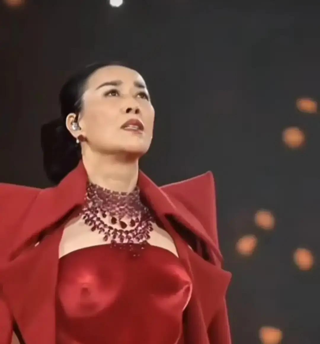 快六十岁的那英在北京办的那场演唱会，硬生生办成了一场名利场的社交晚宴

台上的灯光晃得人睁不开眼，极尽奢华的舞台布景配上顶尖造型的华服，一套接一套地换，排场确实大得吓人

可让人摸不着头脑的是，中间竟然足足花了快二十分钟，镜头挨个扫过台下捧场的明星大腕，拿着话筒挨个寒暄介绍

去听歌的观众花着真金白