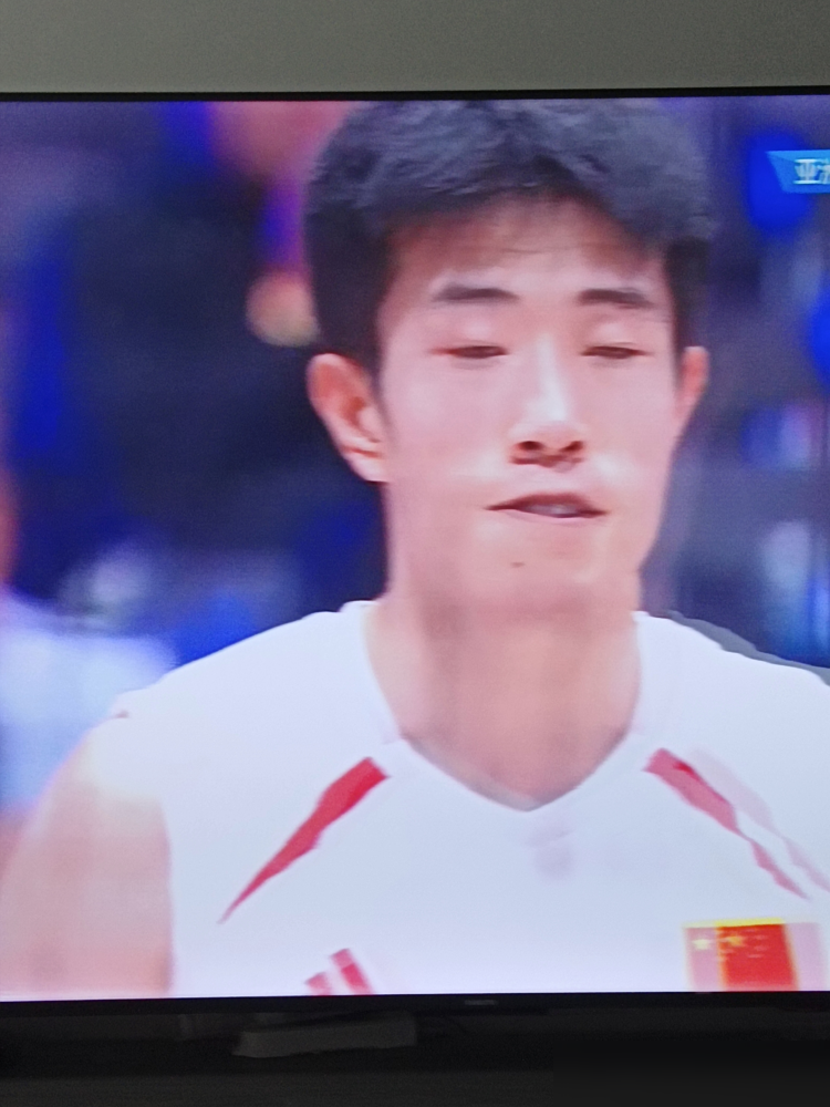 27平，温子华二号位强攻，球直接扣出界外。
就这一下，中国男排1比3输给韩国，四强没了，直通洛杉矶奥运会的资格也没了。
全场他拿了13分，数据不算难看。可偏偏最要命的那两三分，手软了。联赛最佳接应，天赋没得挑，到了生死局却总差一口气。
主教练海宁赛后说了句大实话：我们离强队就差几分，但始终卡在