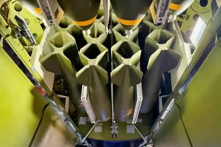 美国绝对不能用核武器，这是我们画的红线。有人可能觉得我们画的红线美国不一定会遵守，那可就大错特错了。因为真正约束美国的，从来不只是某一个国家的一句话，而是美国自己也承受不起核门槛被打破后的世界。

把时间拉到2026年8月26日再看，这一点反而比几个月前更加清楚。美伊冲突已经持续近半年。美国拥有明显