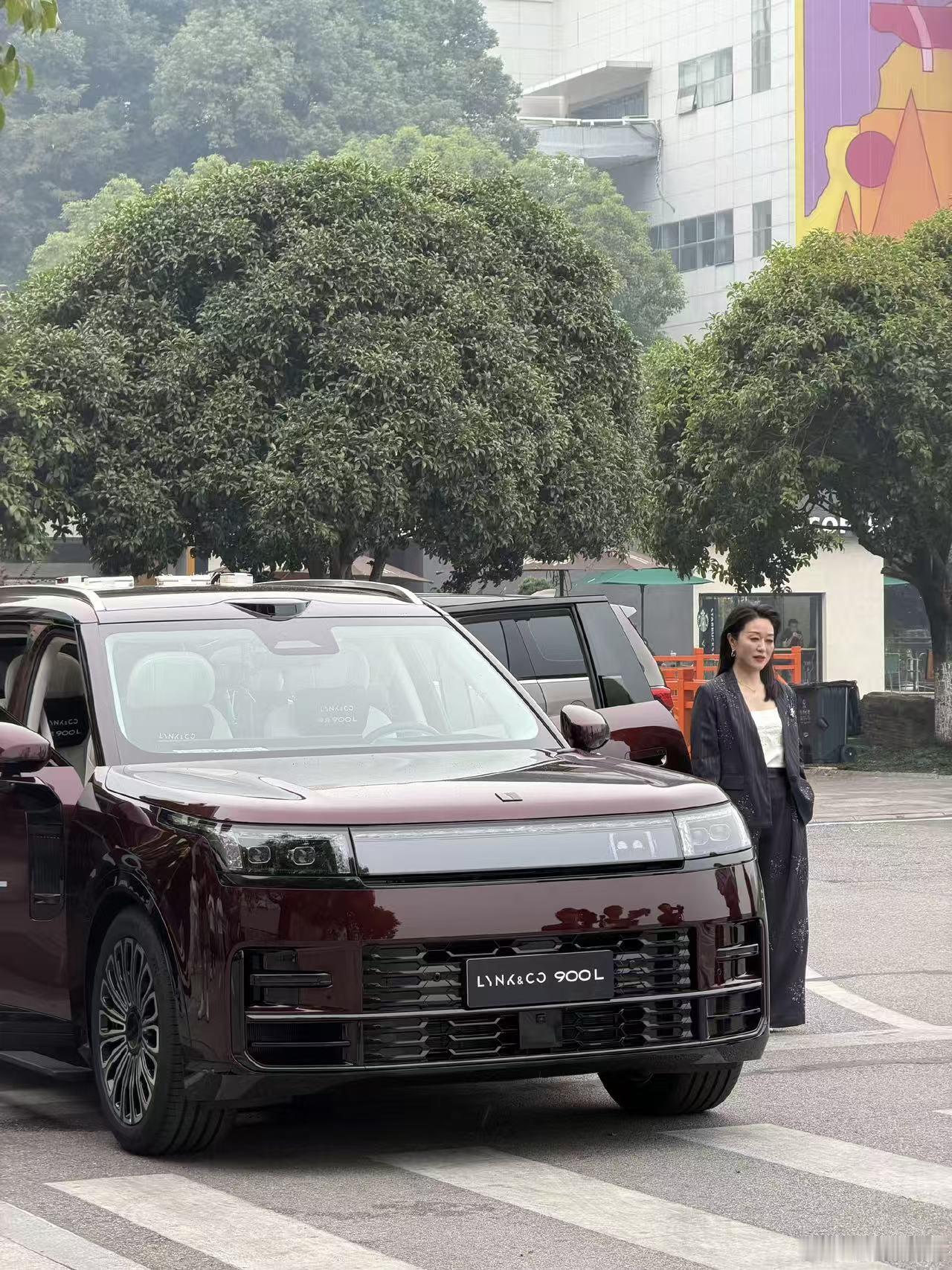 领克 900L 谍照来了
现款已经是全尺寸 SUV，再加长空间会怎么分配？
后排乘坐、装载能力，你最看重哪个？