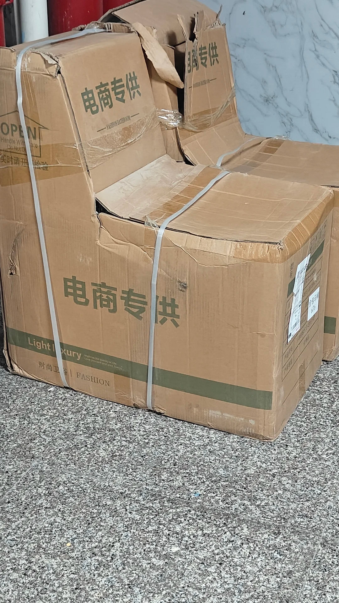 网购家电前必做的一道功课，就是一定得分清什么是“电商专供款”。

我之前去线下门店看中了一款洗衣机，回家在网上一搜，发现同品牌便宜好几百！当时高兴坏了立马下单，结果收到货才发现，型号后缀居然多了个不起眼的字母。

跑去对比才明白，机身材质和内部核心零部件全被悄悄缩水了！

现在好多大牌都搞线上线下型号分流，外观看着一模一样，用料天差地别。网购大件前，一定要把具体型号、电机类型、内胆材质等核心参数跟客服一句句敲定，留好聊天截图再付款！
#装修网购家电怎么避坑#