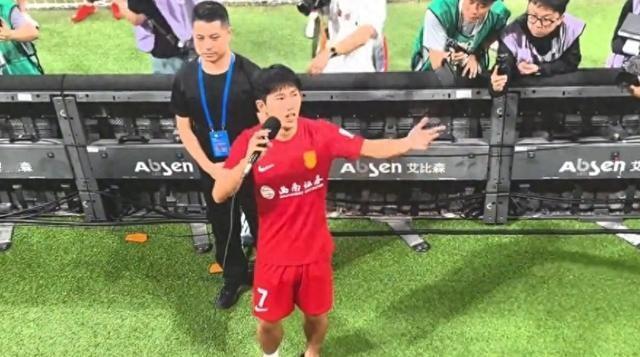 重庆铜梁龙队长向余望站在看台前喊出“我们赛季目标就是保级”的时候，我愣了一下。
这话本身没错。一支升班马，第一年中超，10轮不胜了，保级确实是现实目标。可问题在于：这话不该在主场1-3输球之后喊出来。
保级这个词，在赛季开始前说，叫定位清晰。在赛季中期说，叫务实。但在10轮不胜之后，站在看台前，对着