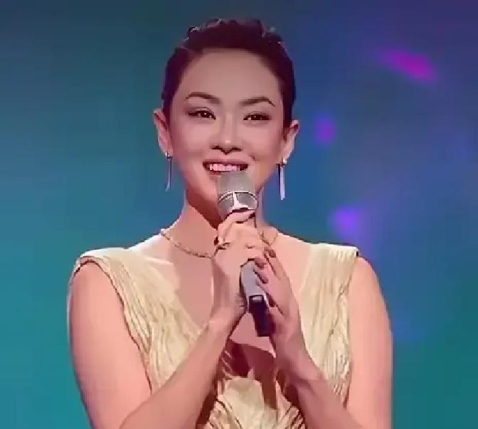 章子怡那天在晚会上的气场太强，让人一看就觉得汪峰应该回头去和她和好。

汪峰最近这些年的事业运，说不上顺，刚打算搞点动作，往往就碰上更大的新闻把他掩没了。

这种时候，有个能带旺你的另一半，确实能起到不少作用，把运气带回来，事情也可能跟着好转。

而章子怡现在的状态，气质沉稳又有光，让人觉得她越来越