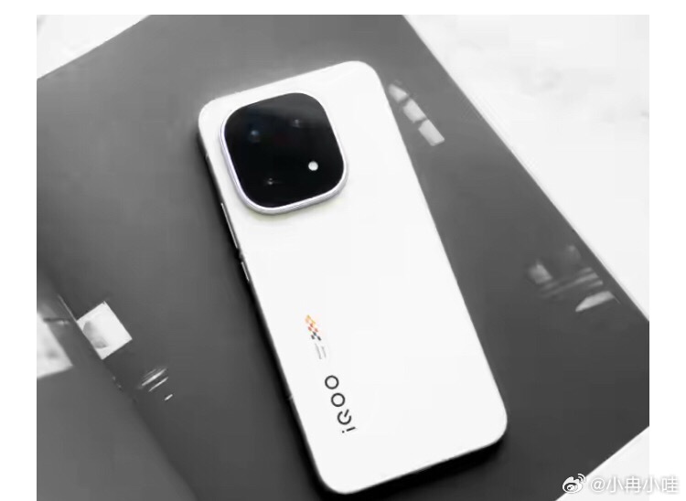 三、vivo x200s参考价格：12GB+256GB 补贴后2880元。优势：蔡司超级潜望长焦，超声波指纹，天玑9400+处理器，6200mAh电池，京东方旗舰屏幕。vivo x200s是上代的老款机型，但目前出现大幅降价，依然是很值得入手的，当时也是半代迭代的产品，但定价仍然是4199元没涨，配置却全面提升，处理器核心升级了 ​