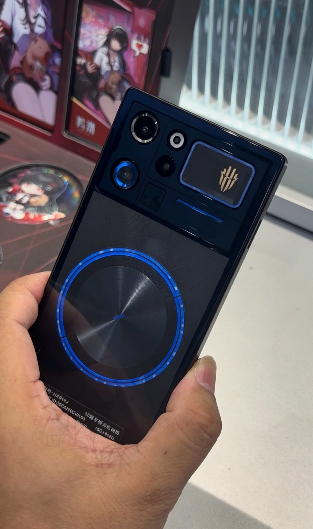 玩了下红魔12pro+，布灵布灵的，设计非常酷炫！你们觉得好看吗？
水冷➕液冷，这应该是今年散热做的最好的手机，很多人说六代骁龙8至尊会容易黑屏，我感觉这款应该不会，毕竟散热够强，很多人吐槽说没有3.5毫米耳机孔，用蓝牙耳机就好了！ ​