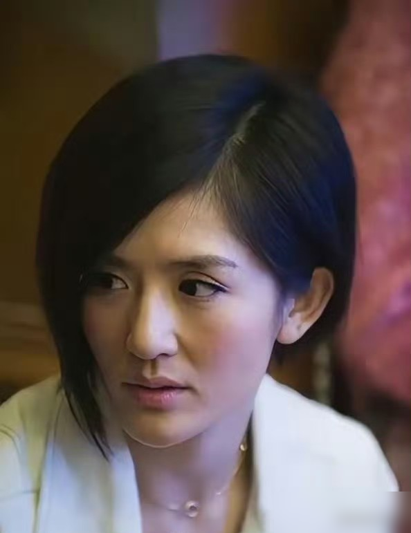 谢娜借了3万，还了3万，包文婧当场不干了。
一查，借的是澳元，还的是人民币，差出12万。谢娜还笑她太计较，转头让弟弟补上了。
节目组把吵架剪进正片，还钱塞进加更。观众只看见赖账，没看见平账。
2023年包文婧憋不住发文：钱早还清了，别骂了。谢娜回了俩字：爱你。
骂了四年的人，谁给她道歉？