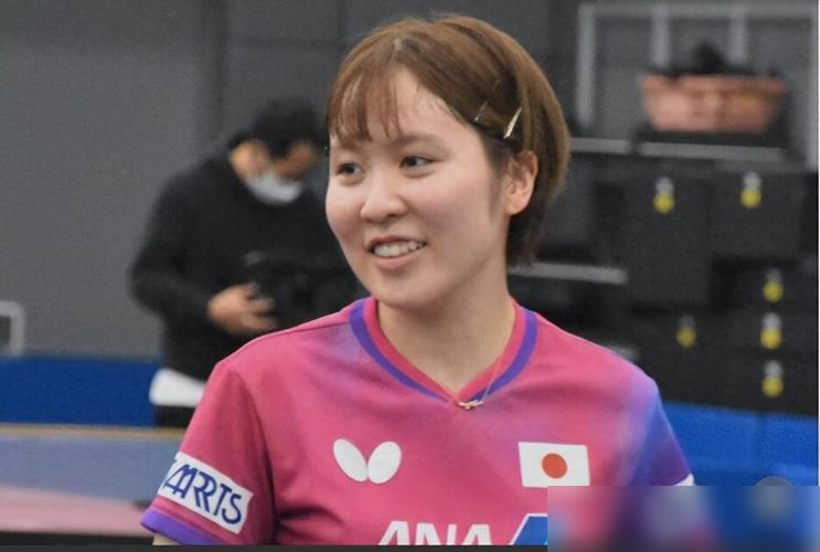 日本女乒这批主力，名字里全带一个美字，伊藤美诚、平野美宇、张本美和、早田希娜，希娜在日文里也是希望之美。听着挺温婉，一上场全是搏杀机器。
邓亚萍解说名古屋亚运会决赛时说了句大实话：早田希娜的搏杀，凶得跟不要命一样。孙颖莎但凡软一点，那场球就没了。
再看削球那两位，佐藤瞳、桥本帆乃香，邓亚萍原话：