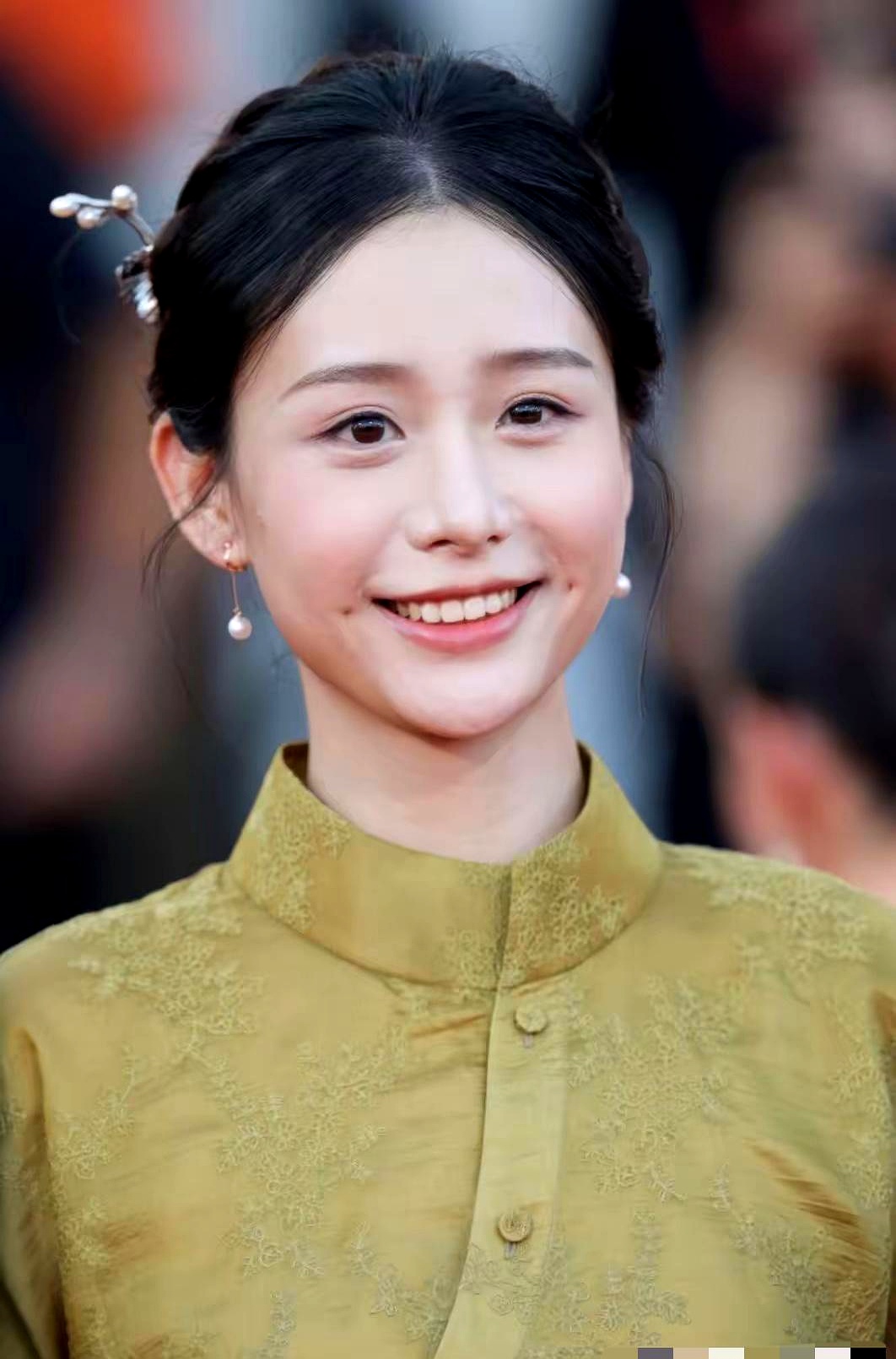 导演蓝鸿春带领《阿嬷》剧组亮相威尼斯国际红毯，女主一袭金色改良旗袍搭配温润玉镯，男士们则是一身黑西装在一旁霸气守护，直接把东方美学的排面拉满
 

没有任何夸张作妖的奇装异服，盘起长发露出浅浅梨涡，温婉长相配上极具优越感的小脸，站在国际闪光灯下显得格外惊艳
 

王彦桐、王晓慧、李思潼等主演和制片人
