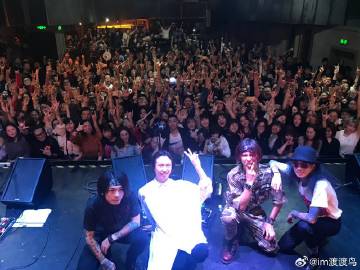 翻相册眼睛被闪瞎了<br />(我什么时候保存的这张！好搞笑)