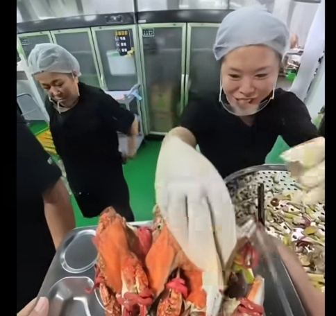 10月21日报道，湖南麻阳。近期，张雪因食堂大锅米饭口感差喊话全网支招，引发广泛关注。他称，吃饭是头等大事，如果连同事们的伙食都照顾不好，那一定是个烂公司。张雪机车员工表示，食堂阿姨总是生怕员工吃不饱往多了盛，每次都得说“阿姨好了好了，少打点”，“阿姨手抖，但是是往多了抖！
