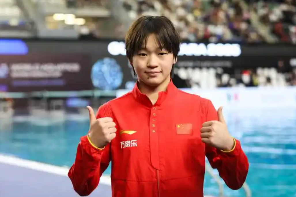 全红婵着实让人惋惜。
2026年9月26日，陈芋汐和卢为站在池边，五轮动作全部拿到全场最高分，领先第二名朝鲜组合整整30.18分。这是中国跳水队在亚运会女子双人10米台项目上的第七连冠，也是本届亚运会跳水项目的首枚金牌。不过，在看到这个结果后，我想到的还有另一个名字——全红婵。

老爷可以在右上角点