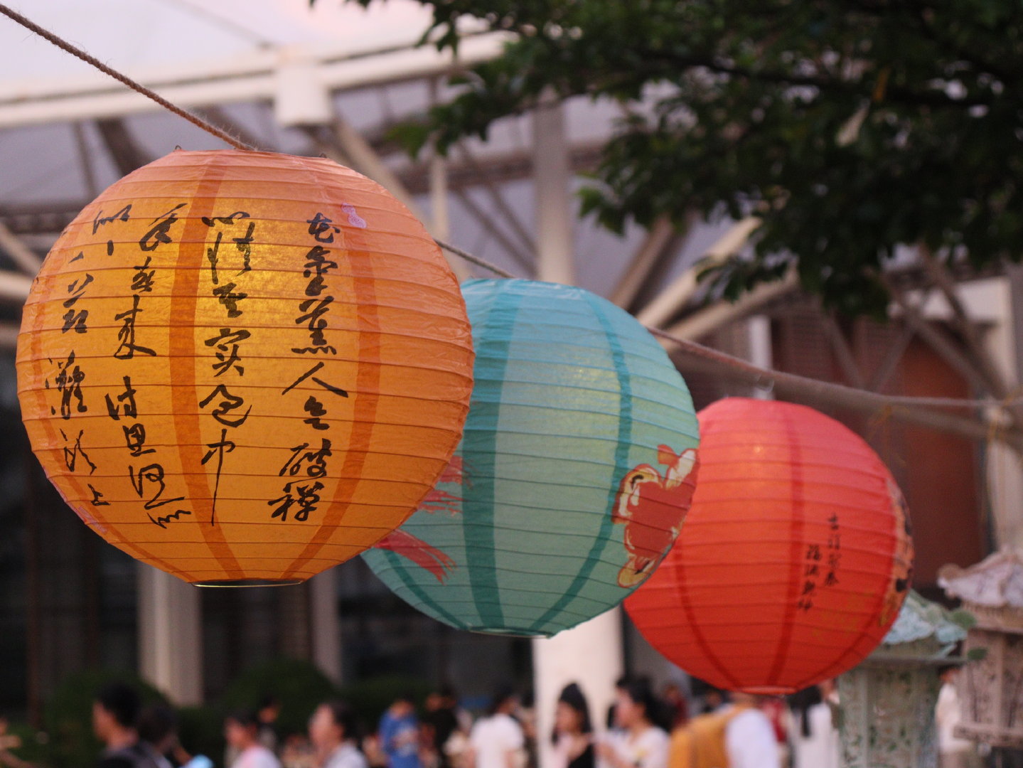 #广西湾大中秋夜市氛围感上线##北部湾大学解锁中秋夜市模式##中秋圆游记##广西高校月满迎中秋# 
灯火遇中秋，烟火满校园，中秋夜市热闹开市！花灯摇曳，好物云集，氛围感拉满。欢迎湾仔们来打卡中秋夜市[不愧是你] ​