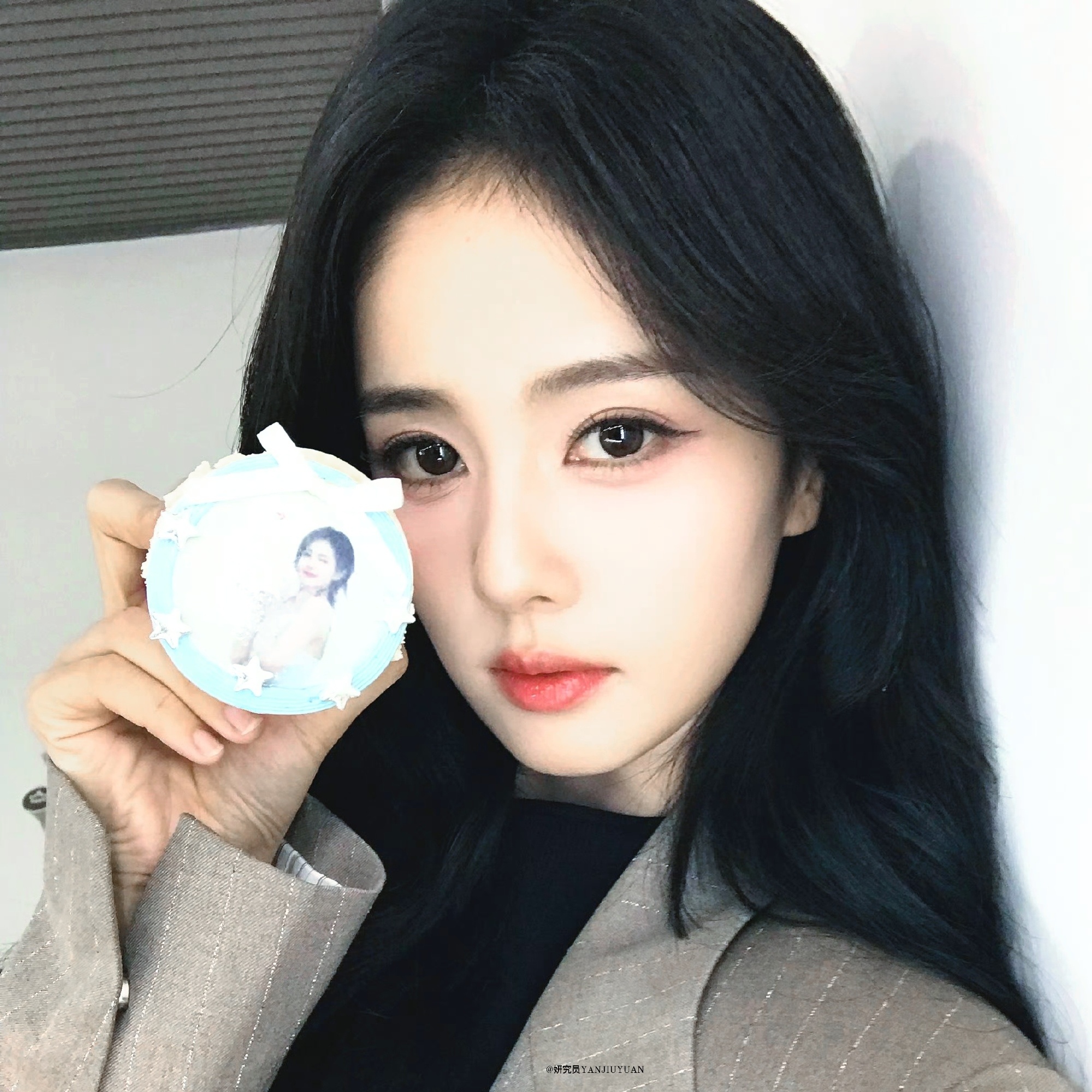 白鹿听到自己的歌害羞逃走，荧幕飒姐私下竟是软萌少女