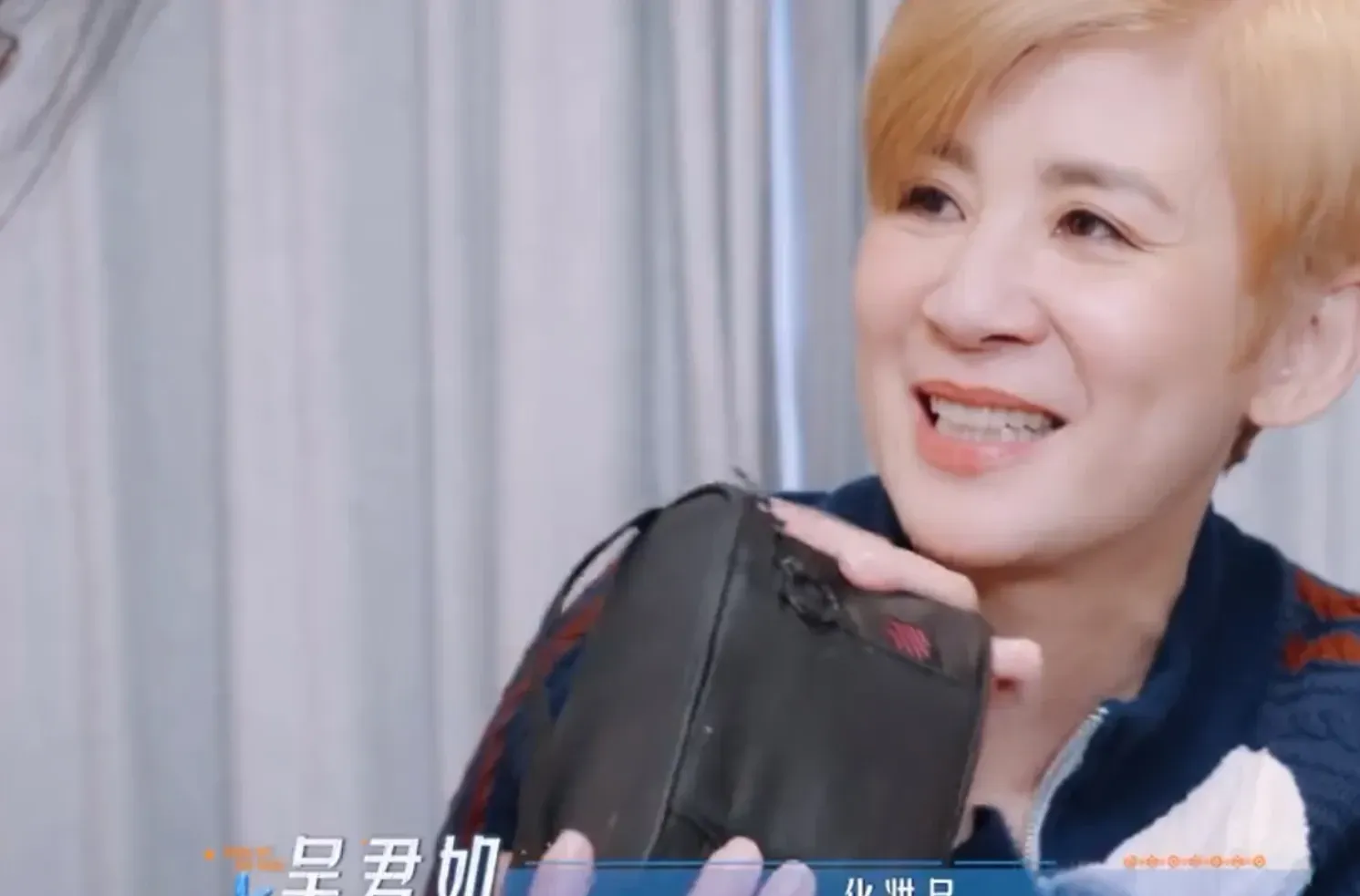 吴君如参加《花少》出国录制一个月，她就带了一小包化妆品和护肤品，全是迷你小样，陈可辛一脸担忧：“你带这么点肯定不够几天就用完了。”吴君如：“不够就问人借吧，还不够就去买吧，整个旅游不化妆也OK的吧？”

这画面搁我心里头转了好几圈，像极了我们这些普通人出远门时的样子。自己背着个小行李箱，塞满日常用具