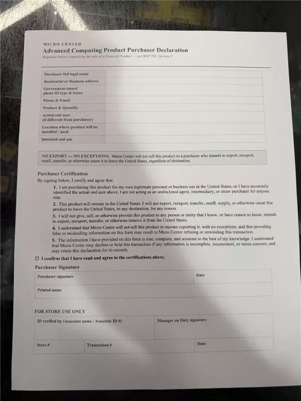 离谱，个人买RTX5090必须签声明！美国严防高端算力流入中国
美国零售商Micro Center出台新规，消费者购买RTX 5090显卡，必须签署“高级计算产品购买者声明”，否则不予售卖。
买家需要登记完整个人信息、证件，若使用者另有他人，还要报备实际使用人和设备用途。文件硬性写明，严禁产品出口，