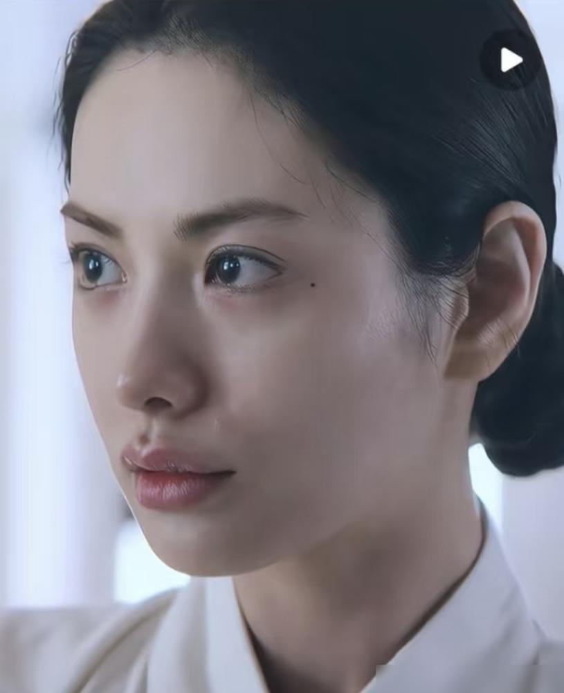 嘴唇肿成香肠还在演苦情戏。
林珍娜新剧《挑情丑闻》上了，全集八集一次放出。她演个守节九年的寡妇，和池昌旭有大尺度戏码。剧本身热度不低，但很多人的注意力不在剧情上，在她那张脸上。
特写镜头怼过去，本该是隐忍克制的情绪，结果视线全被过度填充的嘴唇截走。嘴角稍微一动就透着股喜感，苦情戏硬是看出了荒诞效