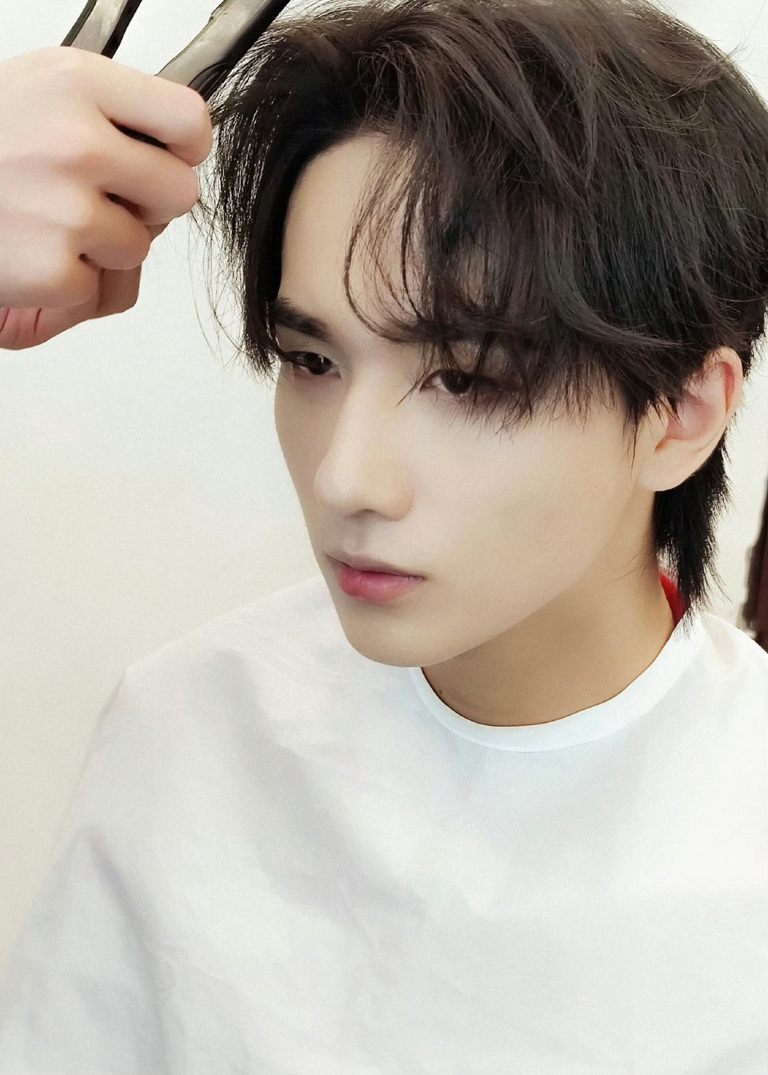 #李宏毅十万狂花入梦来# lhy #李宏毅岐凤殷#

 愿你对未知不抗拒，对明天不焦虑，对未来有期待。​
