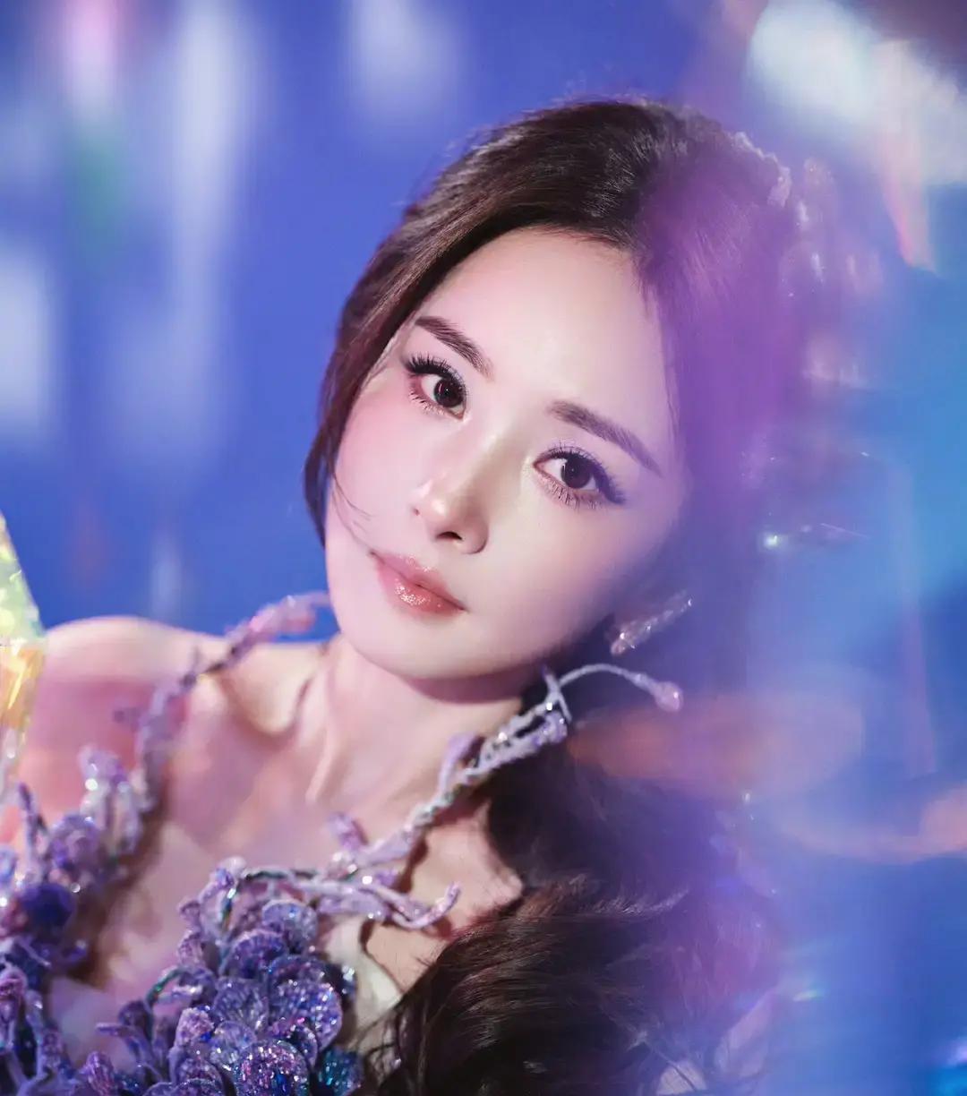 媒体总喜欢追着离异的女明星问“你多久看一次孩子”，杨幂当年的回答堪称教科书级别的清醒。
记者在采访里追着问具体频次，连问两遍，杨幂直接给挡回去了：真的不能说，但有空我就会回去。
很多人骨子里总觉得，当妈的就得把孩子挂在嘴边，天天在镜头前晒日常、聊牺牲，那才叫负责任。
杨幂偏偏不吃这套。
她聊