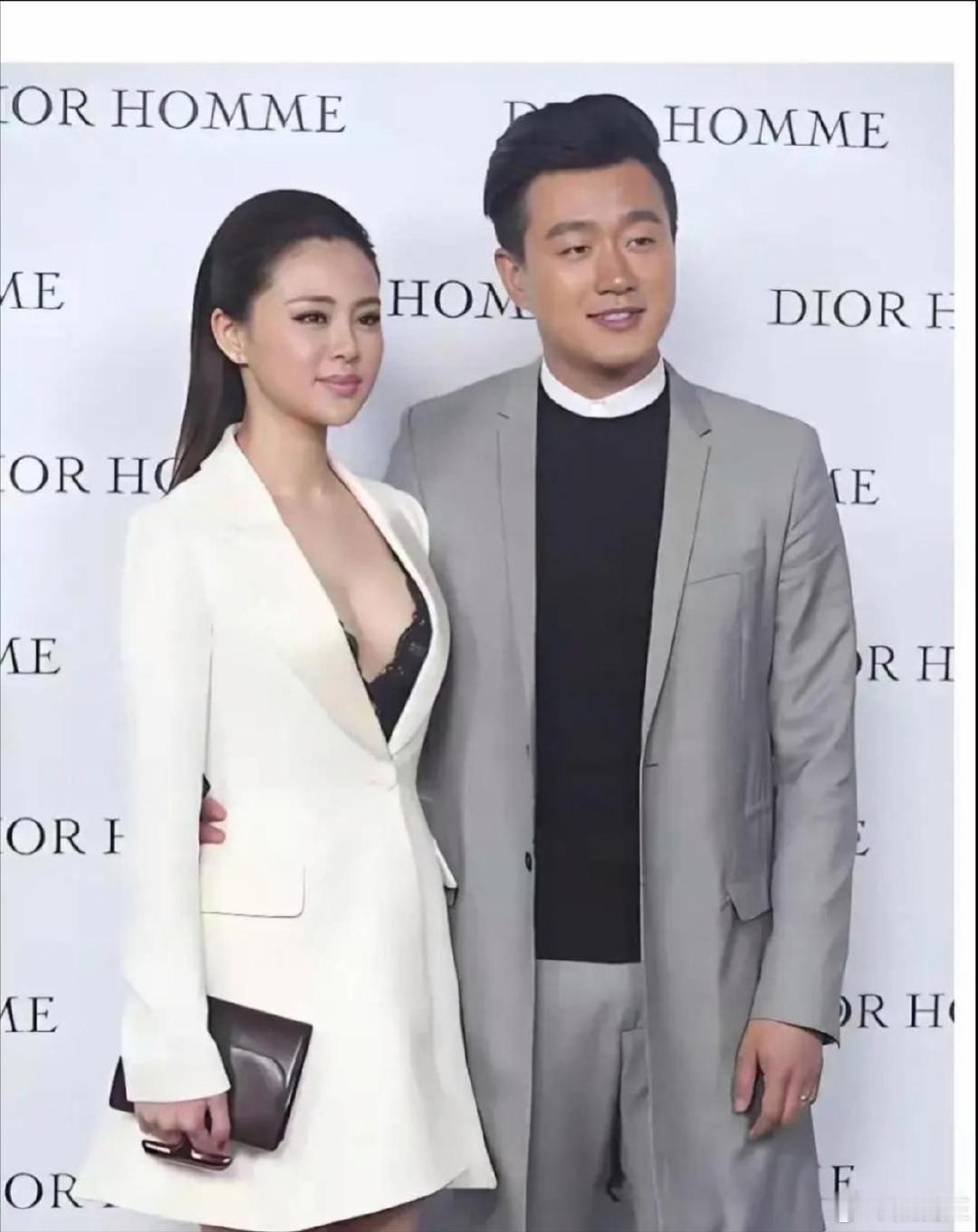 佟大为和老婆出席活动。 ​