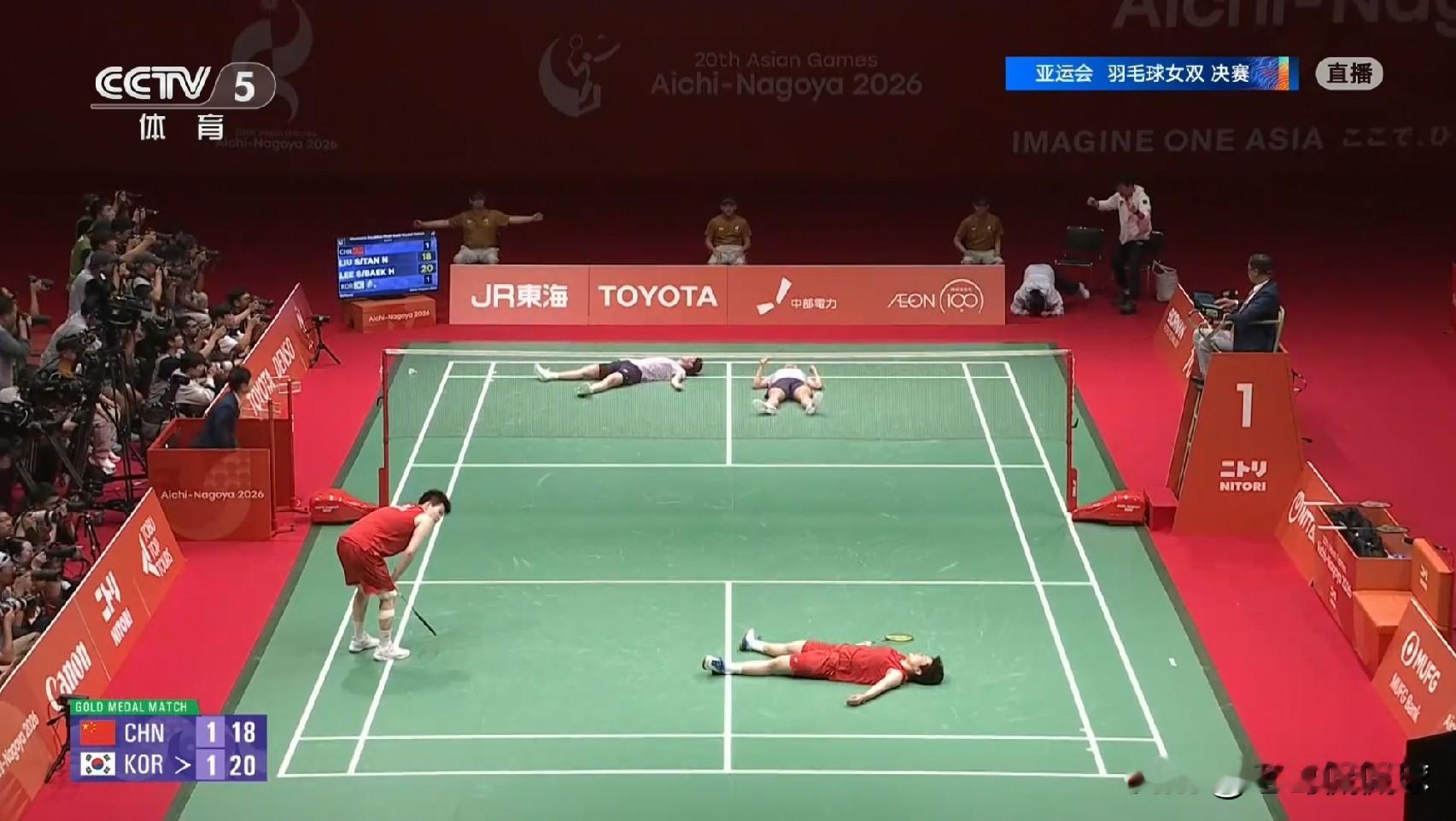 中国羽毛球女双组合刘圣书/谭宁真是倾其所有了！今天刘圣书/谭宁在亚运会羽毛球女双决赛中苦战111分钟，最终以1：2惜败于韩国组合李绍希/白荷娜无缘金牌。值得一提的是，当比赛结束的那一刻，只见刘圣书和谭宁双双瘫倒在地，她们已经到了精疲力尽的地步了。

实事求是的说，本场比赛刘圣书和谭宁确实倾其所有了，