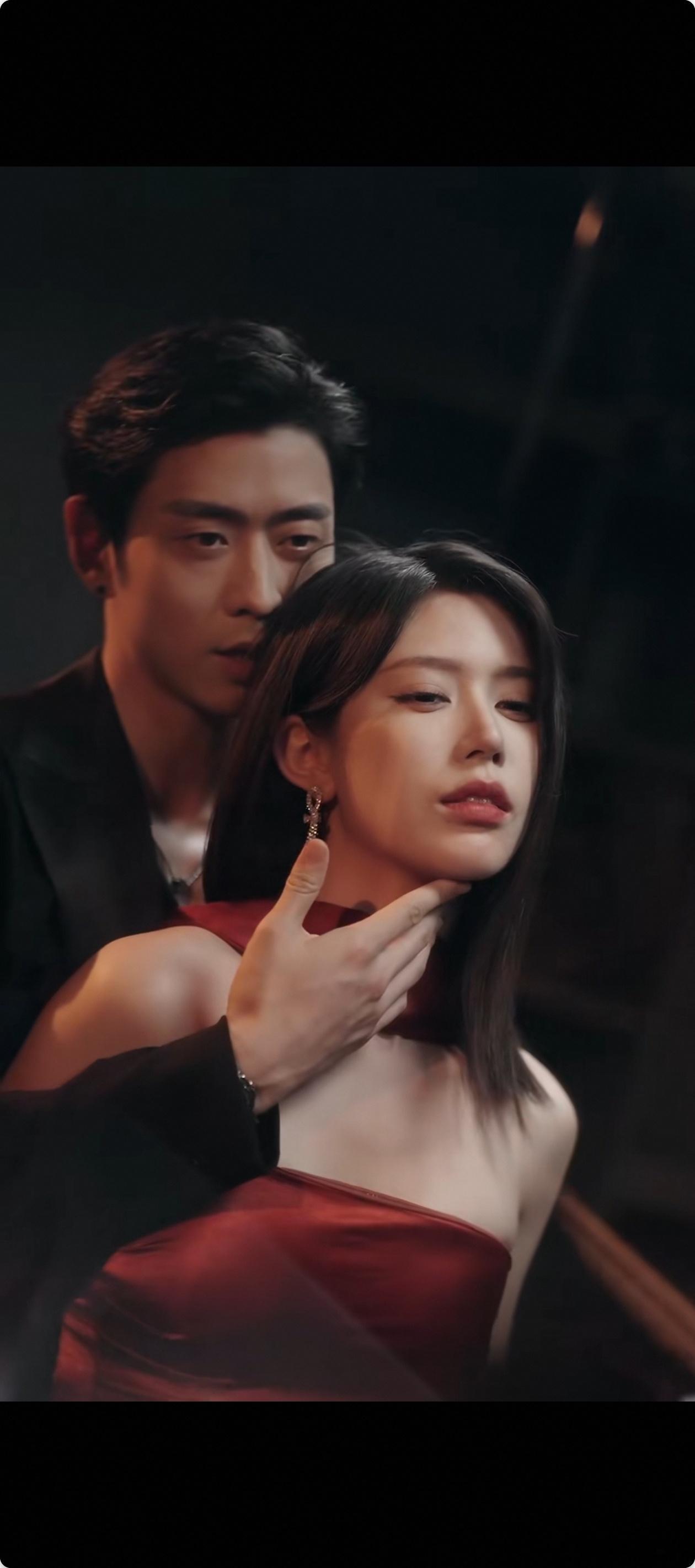 #短剧# 
星星剧评：曹天恺 & 薛子祺《此刻请勿打扰》
推荐：🌟🌟🌟（三星）
真情侣的破镜重圆本，本子还行，演得平淡，啃的质量还行，数量少。

📖 女记者与富二代相恋，因女主报道的一场丑闻，男主公司破产，母亲离世，两人决裂。五年后男主带着恨回来，成了她的上司。419后逼女主当他情人， ​