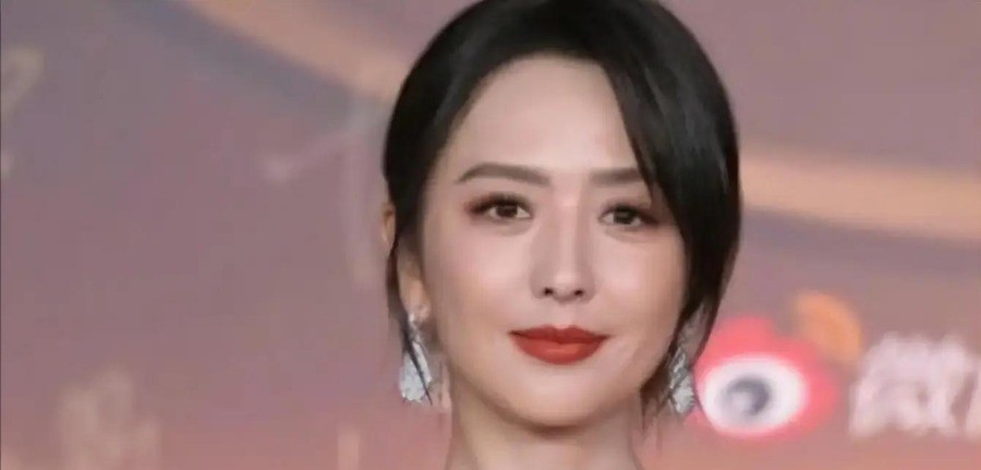 佟丽娅离婚五年才敢说的实话：不是家暴不是出轨，是“陈思诚老婆”这个标签让她彻底丢了工作机会和演员身份
9月17日，《热浪之外2026》播出后，佟丽娅的一句话让全网沉默了。她说10岁的儿子朵朵至今不知道父母已经离婚，一直以为只是“分开住”。有一次朵朵对她说“妈妈，我们一家三口多好呀”，她听完心里特别不