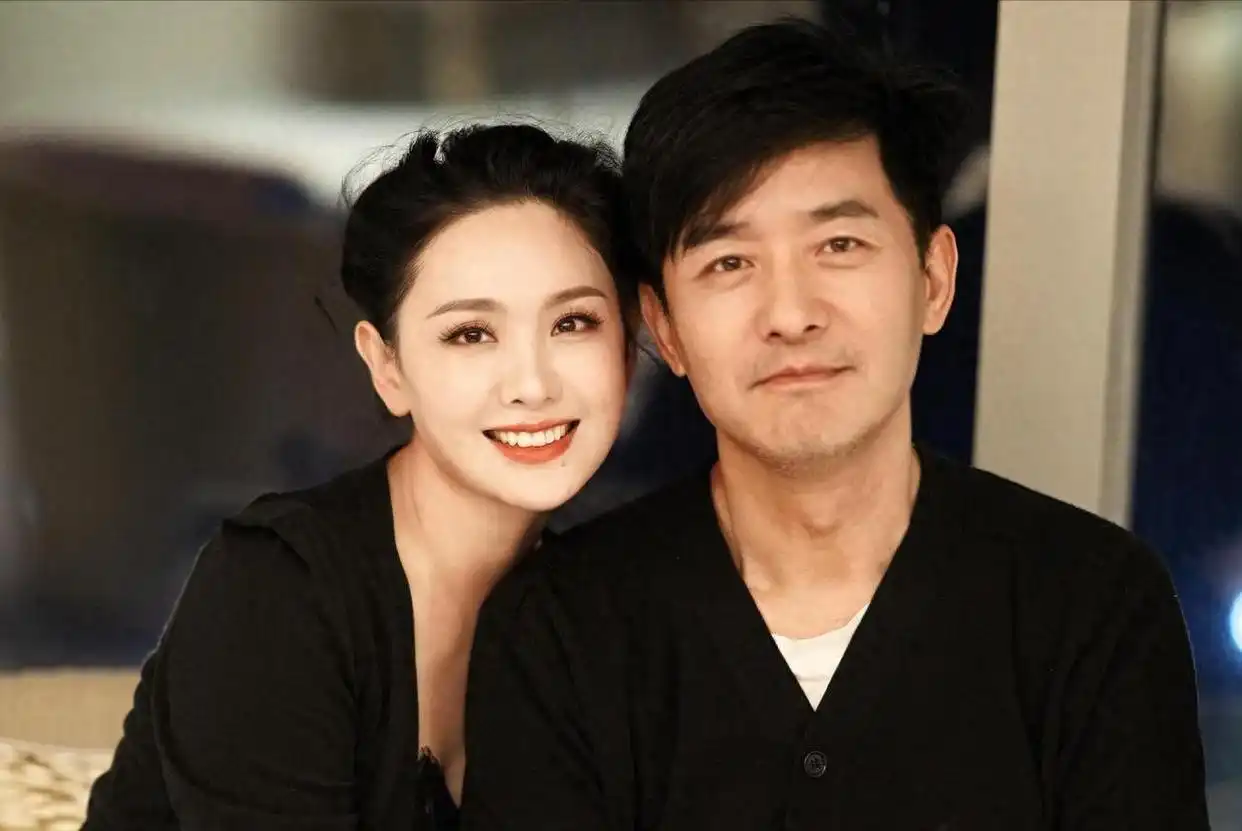 程莉莎，高调发文！

10月4日，郭晓东刚刚淘汰，妻子程莉莎就高调喊话老公：她，根本就不合适你！只是跑调，没有跑偏，赶紧回来吧，给你炖了武汉的藕汤！ 

不得不说，这也太甜了吧！

真心觉得郭晓东真的是锦鲤体质，尤其是在婚姻上，虽然他是个农村穷小子，但谈恋爱结婚都是程莉莎这个城市姑娘倒追来的。

甚