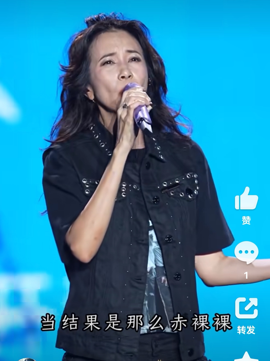 香港歌手兼演员莫文蔚，实力绝对是“天花板”级别。唱歌方面，《阴天》《这世界那么多人》等金曲传唱度极高，拿奖拿到手软，最近更是在鸟巢开了个人演唱会。演戏也是一绝，《大话西游》里的白晶晶，是多少人的青春回忆。
56岁的她依旧状态爆表，身材管理得让人羡慕，还经常上音乐节和发新歌。跟德国老公恩爱多年，心态也