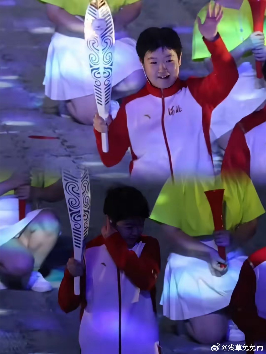 #孙颖莎站错位了#赛场大魔王居然迷路？火炬台上走错位置的莎莎，偷偷挪步太可爱
​谁能想到，球场上沉着果断的孙颖莎，在省运会开幕式上演可爱名场面。作为河北本土走出的世界冠军，莎莎担任开幕式第六棒火炬手，回家乡传递圣火。
​举着火炬小跑抵达点位时，莎莎一时没找准站位，不小心稍稍站偏，还顺 ​