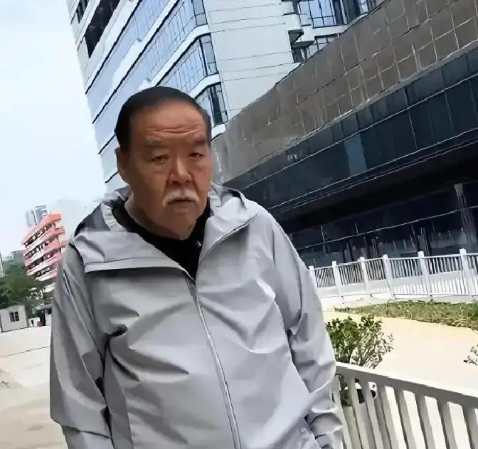 郑则仕破产，公司欠下1700万外债，走投无路之际，他给昔日好友周润发拨去了电话：“发哥，我真的走投无路了，能不能借我点钱周转一下？”
电话挂断的忙音像针一样扎进耳朵里。郑则仕在客厅站了片刻，转身打开家里的铁皮饼干盒，里面只剩几张零散纸币和几枚硬币。他算了算，不够明天给剧组两个临时演员结当日工钱。
下
