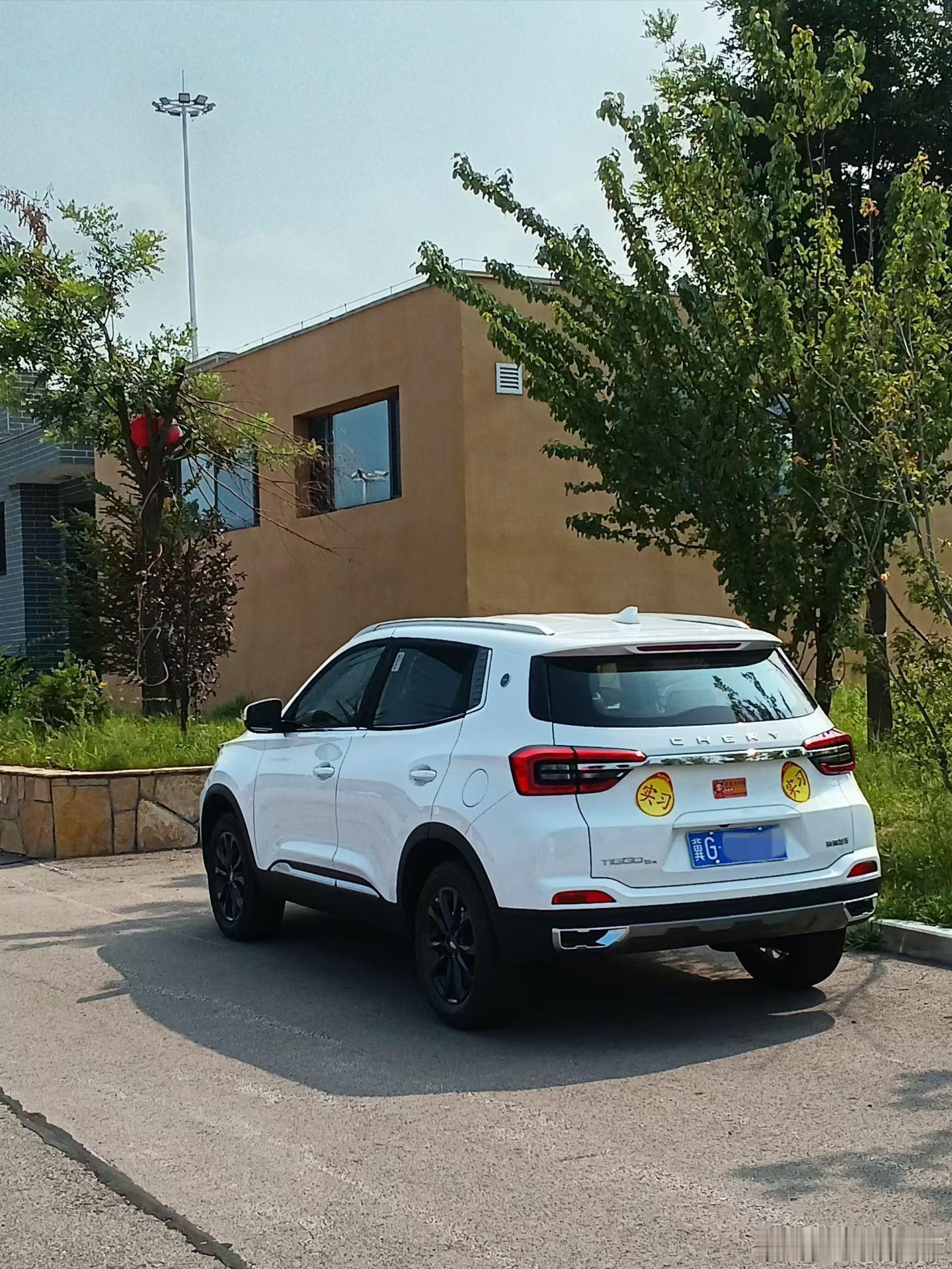 偏关县城出来之后
去往老牛湾景区的路，就已经是大名鼎鼎的“黄河一号旅游公路”了。
图4那台张家口牌照的瑞虎5，是位一人一车自驾的大姨的，在关河口驿站的卫生间遇到她在做饭，就聊了几句，新手＋新车，我猜可能是受苏敏的影响吧（电影《出走的决心》原型），因为她重复了至少两边“要为自己活一次” ​