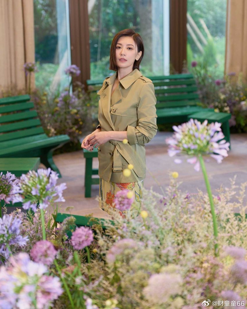 贾静雯10月14日出席活动时，大方证实22岁大女儿梧桐妹正在稳定恋爱中，她不仅坦言已见过男方还一起吃过饭，更开明表示“她没有我才要担心吧”。  一、核心证实：妈妈已见过男友并给予高度认可- 基本情况：