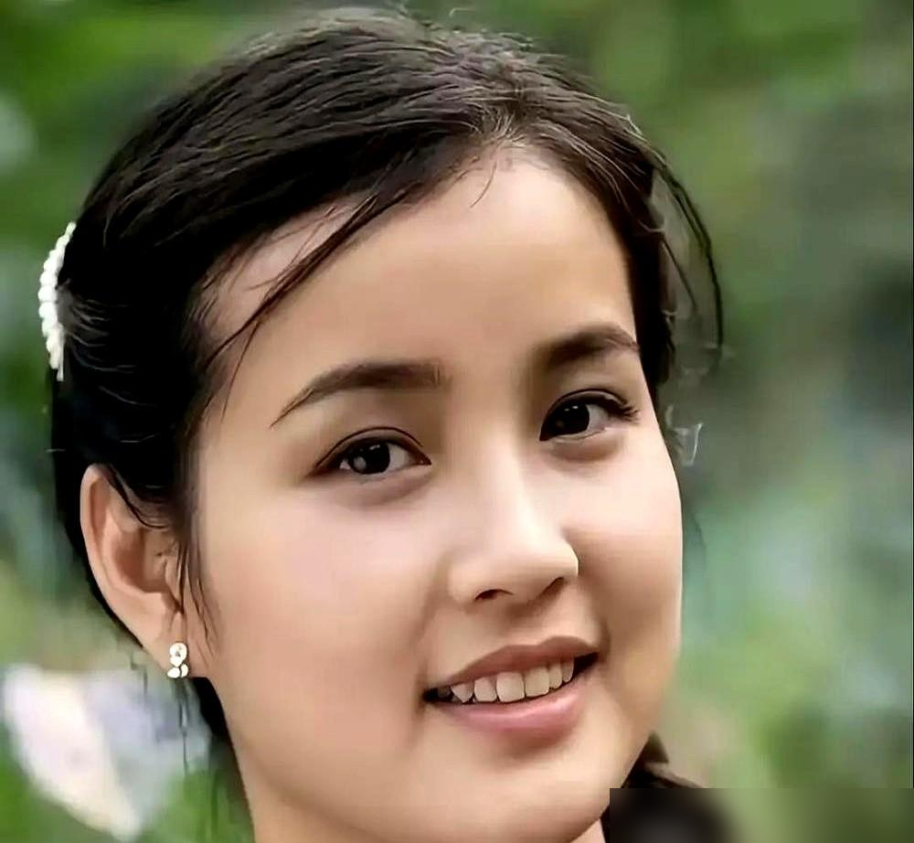 刘晓庆为演配角，双膝跪石阶磨出血！
1979年拍《小花》，她原本渴望主角，却被安排演边缘角色何翠姑。
为拍抬担架上山的戏，她不戴护具硬磕石阶，膝盖渗血也没停。
这个本来戏份不多的角色，被她演成影史经典，后来拿了五次百花奖。
比起天赋和运气，肯下狠劲，才是普通人接得住机会的底气💪