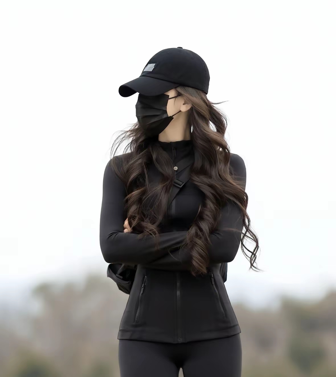 酷炫黑衣女郎，气场全开！😎💪健美身材，长发飘飘，气质型美女，口罩?...