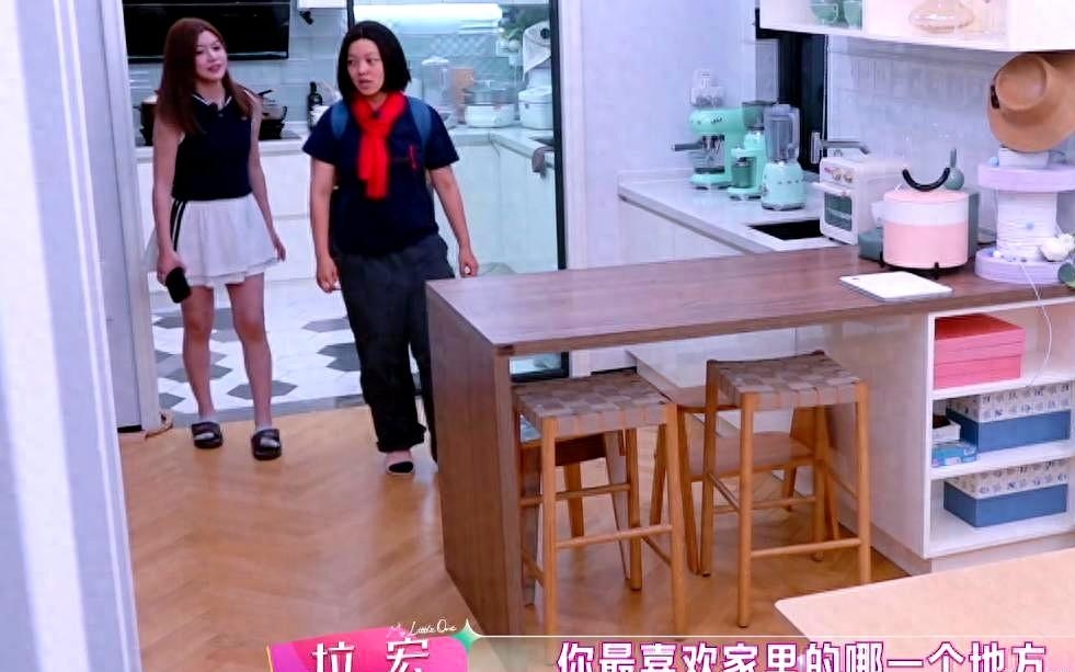 陈妍希和陈晓离婚后住大别墅，妈妈和姐姐都在，家里太大了，沙发相当于三个拼在一起那么大。