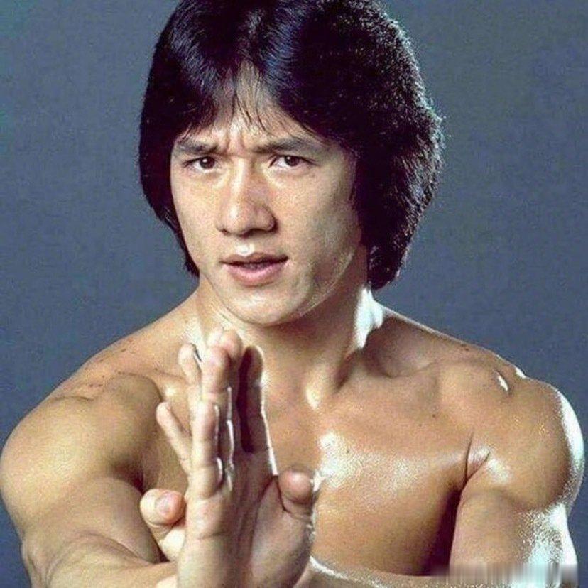#成龙72岁身上全是肌肉#在2026年10月成龙出席外甥女孩子的百日宴时，被现场照片拍到穿着短袖、手臂肌肉轮廓紧实。这个岁数保持这种身材挺不错的了！ ​
