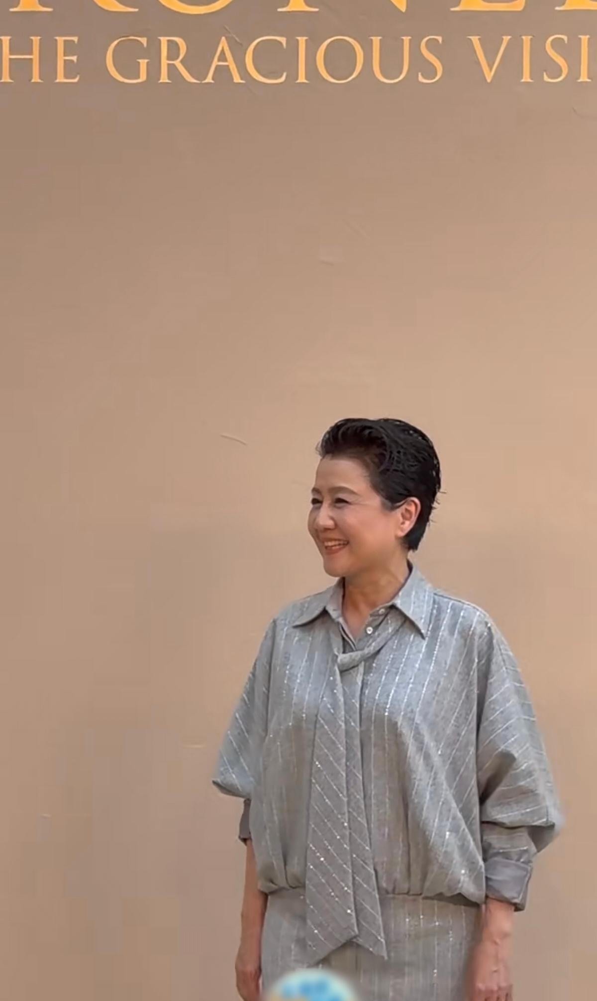 十万块那场，评论区没给面子
往前推不到一个月。2026年9月，儿子何猷君和奚梦瑶的答谢宴，梁安琪穿了一套近10万的香奈儿套装。她站在侧后方，照片流出来，评论区蹦出两个方向：一边说被说成阿姨出游，一边说十万块穿出地摊味。
有评论直接说衣品不行，上半身松垮，暴露身材缺点，个子被外套吃掉一截，裙摆卡在小腿