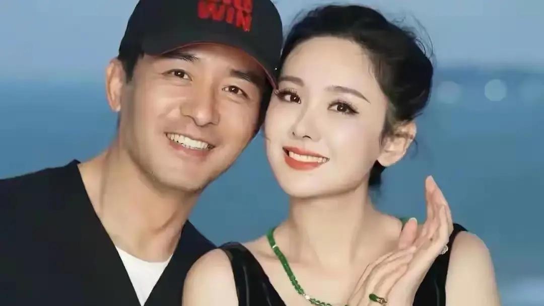 程莉莎和郭晓东这俩人真挺有意思的。一个武汉城市姑娘，一个山东农村穷小子，2002年拍戏认识，程莉莎一眼就相中了郭晓东。郭晓东自卑，前后提了20次分手。可领证那天，他掏出一张银行卡，说所有的钱都在里面，交给她。
被同一个人甩20次，这事放到谁身上都很难不掉头。程莉莎自己在《辣妈学院》里说的，谈了20段