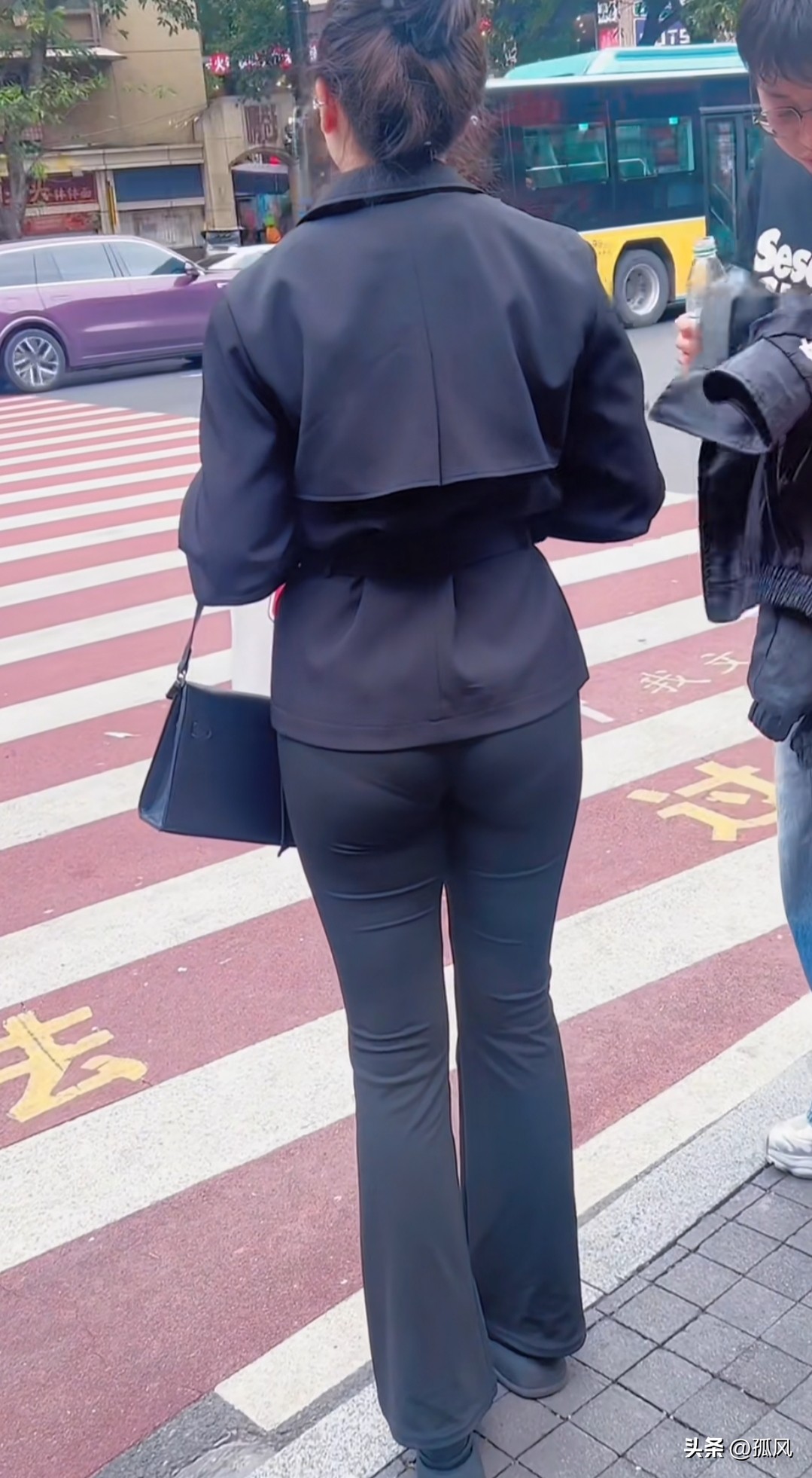 都市女郎的时尚穿搭，黑白配尽显优雅气质！