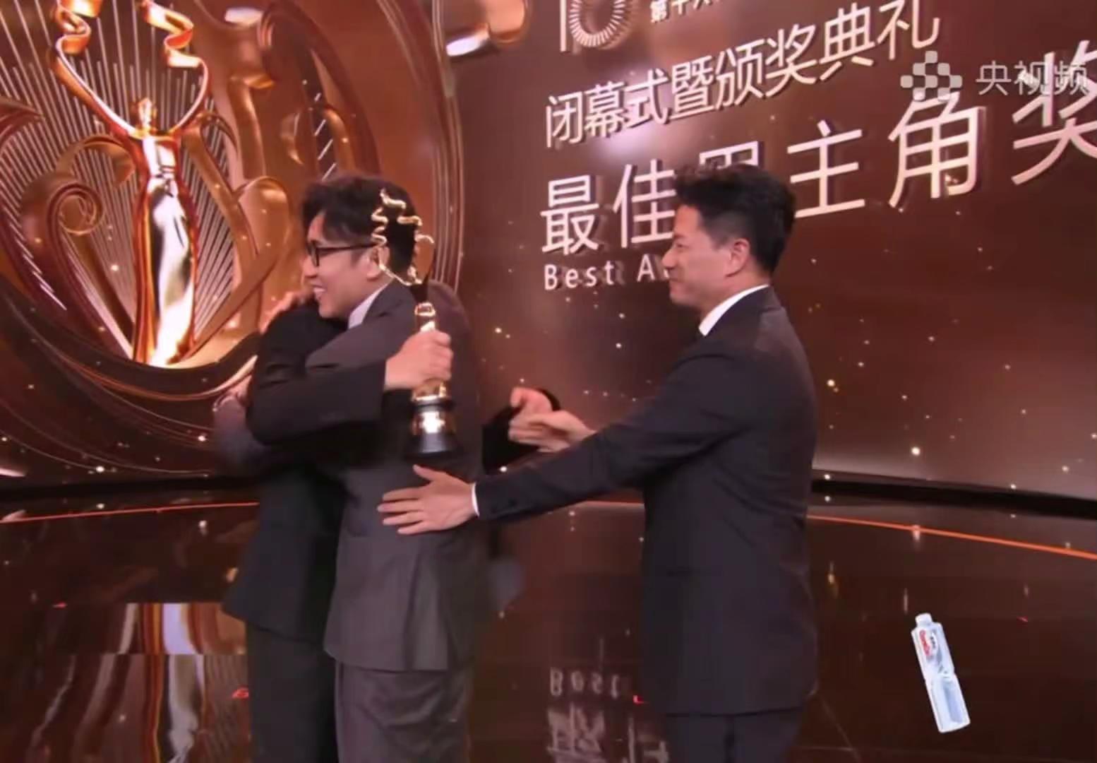 三个影帝在北影节舞台上玩老鹰捉小鸡
