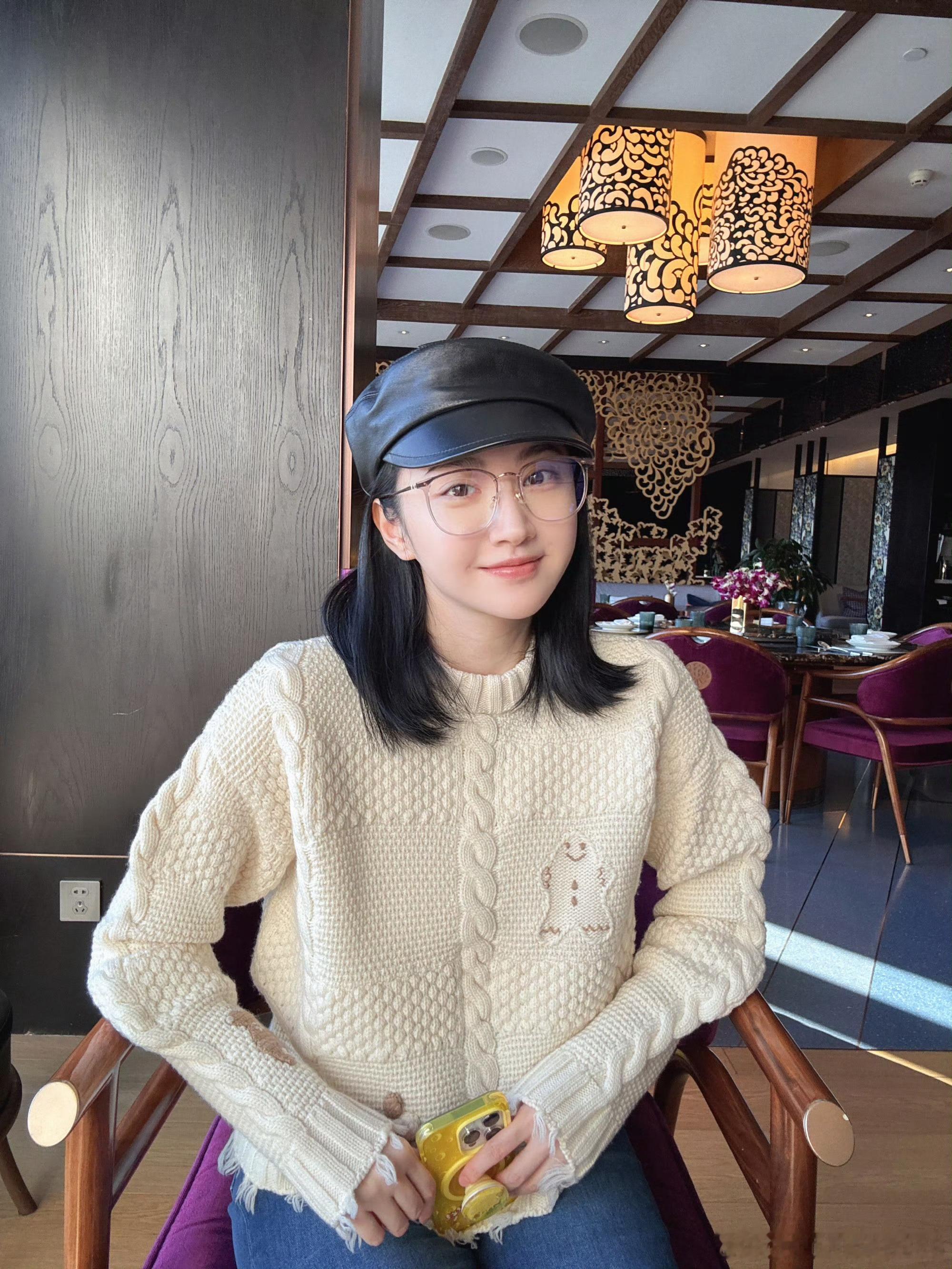 心软换不来善待，一味迁就只会换来得寸进尺。对于不尊重你的人和事，勇敢亮出态度。愿我们带着一份傲骨，从容的走过世间的风风雨雨。#景甜#人间富#景甜[超话]#贵花#女性觉醒 ​